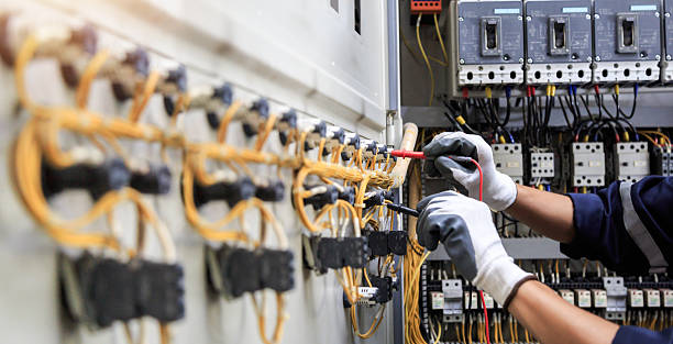 Professional Electrician technician working in Caruthersville, MO